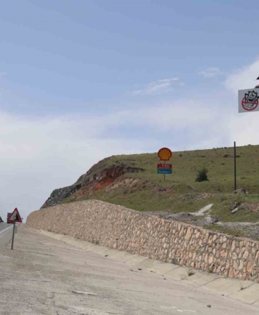 emniyetin-onemli-uyarisi-yol-kenarindaki-kazali-arac-suruculeri-yavaslatiyor-rHZqq4K4.jpg