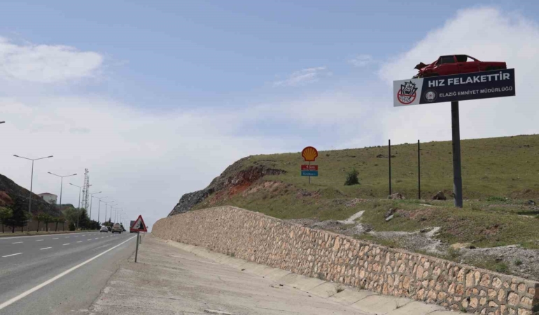 emniyetin-onemli-uyarisi-yol-kenarindaki-kazali-arac-suruculeri-yavaslatiyor-rHZqq4K4.jpg