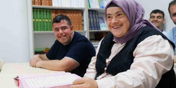 Engelleri Aşan Aşk: Down Sendromlu Fatma ve Muhammet'in Kur'an-ı Kerim Sevgisi Engelleri Aşan Aşk: Down Sendromlu Fatma ve Muhammet’in Kur’an-ı Kerim Sevgisi