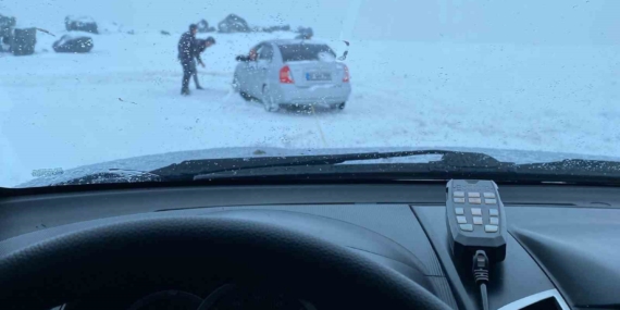 Erzurum'da Karlı Yolda Araçlar Mahsur Kaldı, Offroad Tutkunları Yardıma Koştu Erzurum’da Karlı Yolda Araçlar Mahsur Kaldı, Offroad Tutkunları Yardıma Koştu