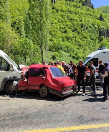 erzurumda-minibusle-carpisan-fiat-tofas-araci-hurdaya-dondu-1-kisi-hayatini-kaybetti-1-kisi-JjgOxNNj.jpg