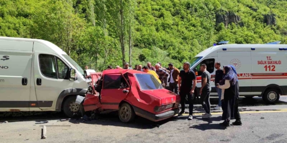 Erzurum'da Minibüsle Çarpışan Fiat Tofaş Aracı Hurdaya Döndü: 1 Kişi Hayatını Kaybetti, 1 Kişi Ağır Yaralı Erzurum’da Minibüsle Çarpışan Fiat Tofaş Aracı Hurdaya Döndü: 1 Kişi Hayatını Kaybetti, 1 Kişi Ağır Yaralı