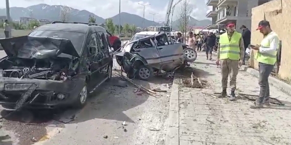 Erzurum'da Şok Edici Kaza: Beton Mikseri Onlarca Araçla Çarpıştı Erzurum’da Şok Edici Kaza: Beton Mikseri Onlarca Araçla Çarpıştı