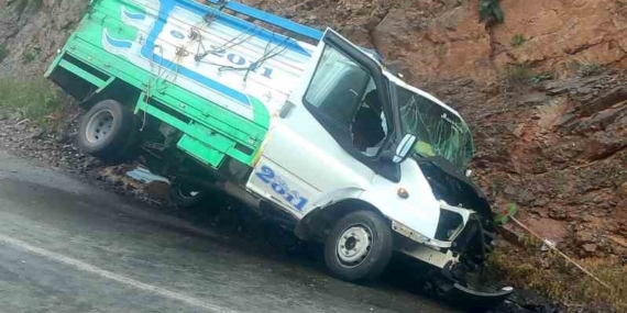 Feci Kaza: Kontrolden Çıkan Kamyonet Kayalığa Çarptı, 1 Hayatını Kaybetti, 1 Yaralı Feci Kaza: Kontrolden Çıkan Kamyonet Kayalığa Çarptı, 1 Hayatını Kaybetti, 1 Yaralı