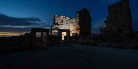 Fotono21, Zerzevan Kalesi’nde Geceyi Sanata Dönüştüren Işıkla Boyama Atölyesi Düzenledi