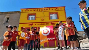 galatasarayli-taraftar-evinin-dis-cephesini-sari-kirmiziya-boyayip-osimhen-ve-5-yildizi-ekledi-rWUNWuCW.jpg