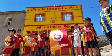 galatasarayli-taraftar-evinin-dis-cephesini-sari-kirmiziya-boyayip-osimhen-ve-5-yildizi-ekledi-rWUNWuCW.jpg