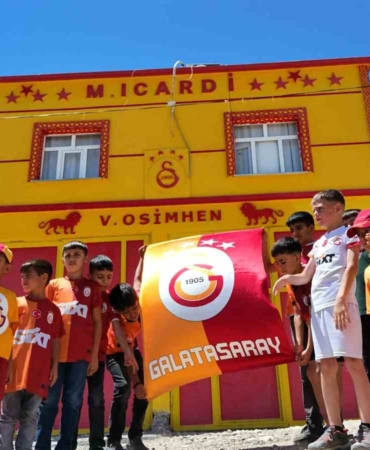 galatasarayli-taraftar-evinin-dis-cephesini-sari-kirmiziya-boyayip-osimhen-ve-5-yildizi-ekledi-rWUNWuCW.jpg