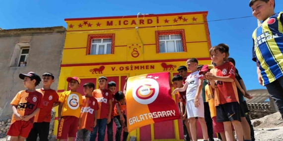 Galatasaraylı Taraftar, Evinin Dış Cephesini Sarı-Kırmızıya Boyayıp Osimhen ve 5. Yıldızı Ekledi! Galatasaraylı Taraftar, Evinin Dış Cephesini Sarı-Kırmızıya Boyayıp Osimhen ve 5. Yıldızı Ekledi!