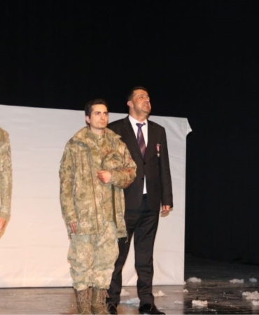 gazi-yalcin-yedek-sahnede-buyuleyici-bir-hayat-hikayesi-IzfP7XFR.jpg
