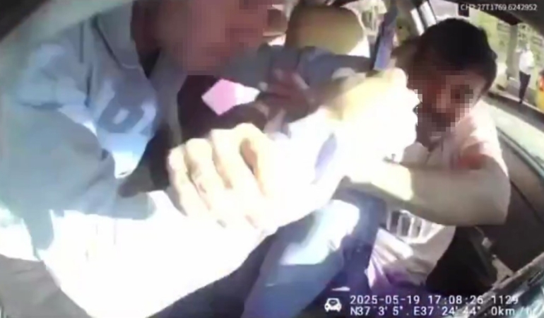 gaziantepte-taksiciye-bicakli-saldiri-o-anlarin-sok-edici-goruntuleri-9KSwMgXZ.jpg