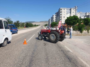gaziantepte-traktorle-carpisan-arac-kanalda-uctu-4-yarali-kQubISx9.jpg