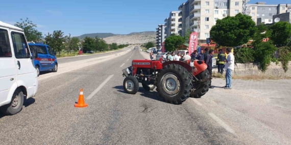 Gaziantep'te Traktörle Çarpışan Araç Kanalda Uçtu: 4 Yaralı! Gaziantep’te Traktörle Çarpışan Araç Kanalda Uçtu: 4 Yaralı!