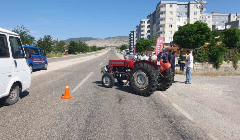 gaziantepte-traktorle-carpisan-arac-kanalda-uctu-4-yarali-kQubISx9.jpg