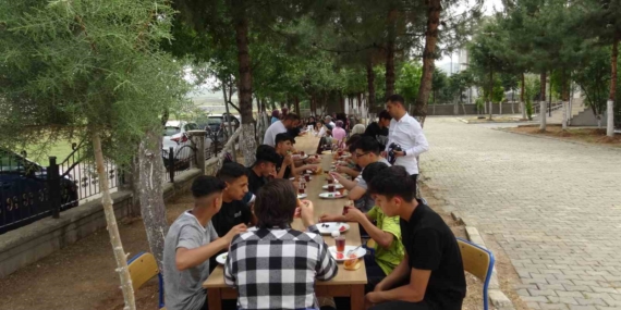 Gercüş Kaymakamı, Öğrencilerle Kahvaltıda Buluştu: Geleceğin Teminatı Gençlerle Bir Araya Geldi Gercüş Kaymakamı, Öğrencilerle Kahvaltıda Buluştu: Geleceğin Teminatı Gençlerle Bir Araya Geldi