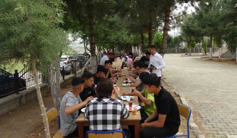 gercus-kaymakami-ogrencilerle-kahvaltida-bulustu-gelecegin-teminati-genclerle-bir-araya-geldi-4nP8RAAO.jpg