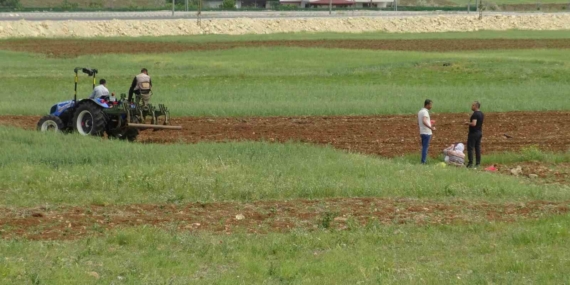 Gercüş'te Çiftçiler Yazın Bereketi İçin Karpuz ve Kavun Tohumlarını Toprakla Buluşturdu Gercüş’te Çiftçiler Yazın Bereketi İçin Karpuz ve Kavun Tohumlarını Toprakla Buluşturdu