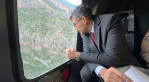 hakkari-valisi-celik-derede-kaybolan-cocugun-arama-calismalarini-havadan-inceledi-HpjkfRc8.jpg