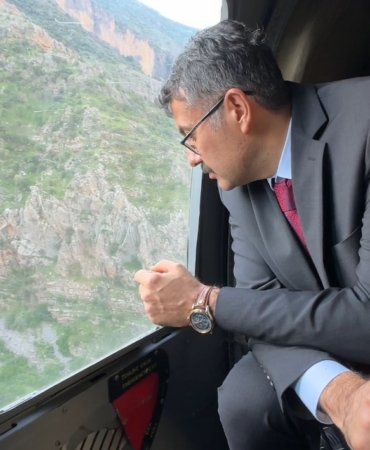 hakkari-valisi-celik-derede-kaybolan-cocugun-arama-calismalarini-havadan-inceledi-HpjkfRc8.jpg