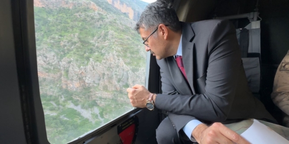 Hakkari Valisi Çelik, Derede Kaybolan Çocuğun Arama Çalışmalarını Havadan İnceledi Hakkari Valisi Çelik, Derede Kaybolan Çocuğun Arama Çalışmalarını Havadan İnceledi
