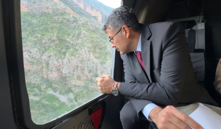 hakkari-valisi-celik-derede-kaybolan-cocugun-arama-calismalarini-havadan-inceledi-HpjkfRc8.jpg