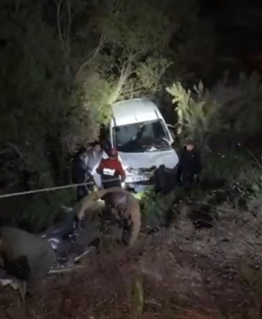 hakkaride-hafif-ticari-arac-zap-suyuna-dustu-1-kisi-yaralandi-BlJ3BRXg.jpg