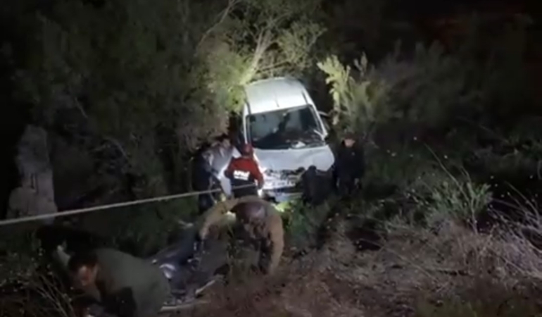 hakkaride-hafif-ticari-arac-zap-suyuna-dustu-1-kisi-yaralandi-BlJ3BRXg.jpg