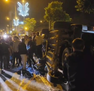 hakkaride-kontrolden-cikan-arac-devrildi-1-kisi-yaralandi-REE5ahSm.jpg