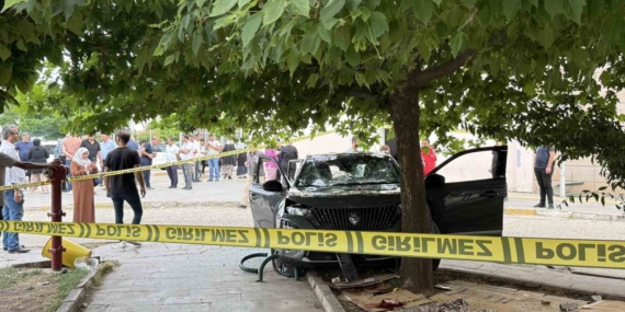 Hastane Bahçesinde Gaz Pedalı İle Gelen Felaket: 1 Ölü, 1 Yaralı Hastane Bahçesinde Gaz Pedalı İle Gelen Felaket: 1 Ölü, 1 Yaralı