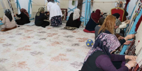 Kadınların Eliyle Geleceğe Taşınan Kilim Sanatı Kadınların Eliyle Geleceğe Taşınan Kilim Sanatı