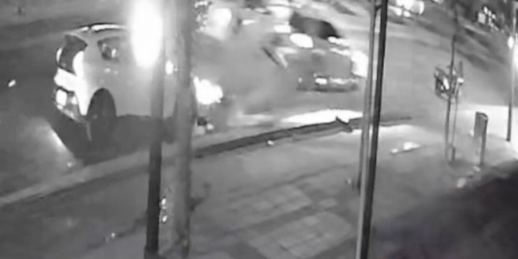 Kameralara Yansıyan Feci Kaza: Hızlı Araç, Otomobil ve Motosiklete Çarptı, 1’i Ağır 2 Yaralı Kameralara Yansıyan Feci Kaza: Hızlı Araç, Otomobil ve Motosiklete Çarptı, 1’i Ağır 2 Yaralı