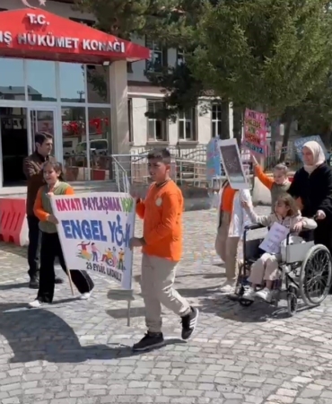 karsta-minik-kalpler-engelliler-icin-yuruyuste-plNf4ClE.jpg