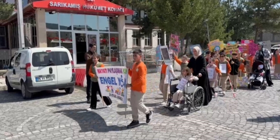 Kars'ta Minik Kalpler Engelliler İçin Yürüyüşte Kars’ta Minik Kalpler Engelliler İçin Yürüyüşte