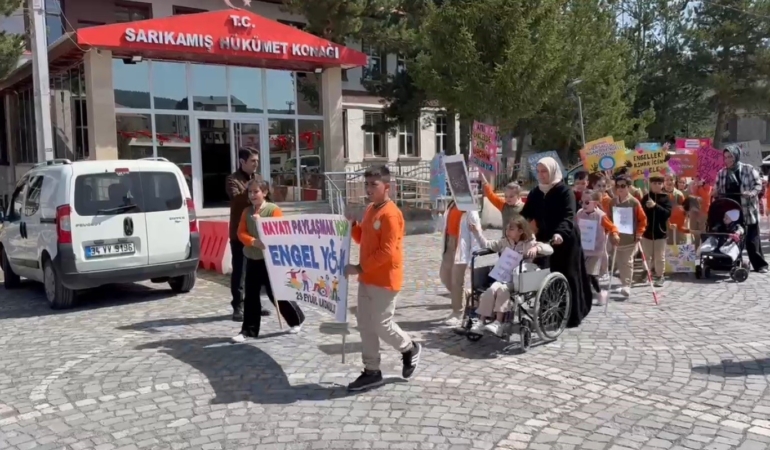 karsta-minik-kalpler-engelliler-icin-yuruyuste-plNf4ClE.jpg