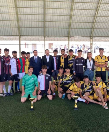 kaymakam-yurdagul-liseler-arasi-futbol-turnuvasi-sampiyonuna-kupa-takdim-etti-VwpE3c93.jpg
