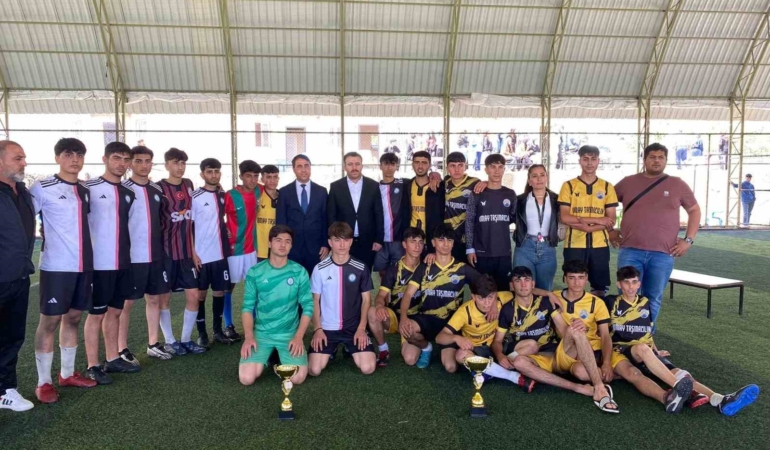kaymakam-yurdagul-liseler-arasi-futbol-turnuvasi-sampiyonuna-kupa-takdim-etti-VwpE3c93.jpg