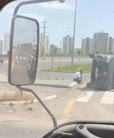 kaza-sonrasi-surucu-yan-yatan-kamyonetinin-yaninda-bekliyor-Q8JVTviX.jpg