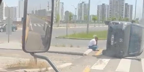 Kaza Sonrası Sürücü, Yan Yatan Kamyonetinin Yanında Bekliyor Kaza Sonrası Sürücü, Yan Yatan Kamyonetinin Yanında Bekliyor