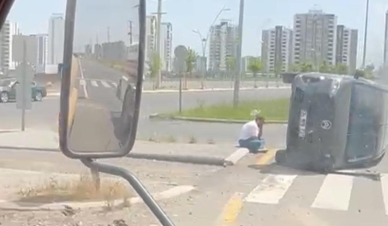 kaza-sonrasi-surucu-yan-yatan-kamyonetinin-yaninda-bekliyor-Q8JVTviX.jpg