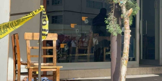 Kıraathanenin Önünde Genç Adamın Kanlı İnfazı: Olayın Detayları Kıraathanenin Önünde Genç Adamın Kanlı İnfazı: Olayın Detayları