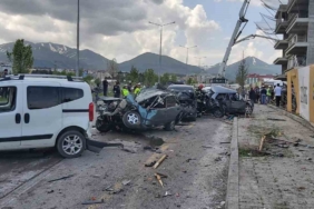 kontrolden-cikan-beton-mikseri-park-halindeki-8-araci-paramparca-etti-V9YwuWF9.jpg