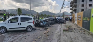 kontrolden-cikan-beton-mikseri-park-halindeki-8-araci-paramparca-etti-V9YwuWF9.jpg