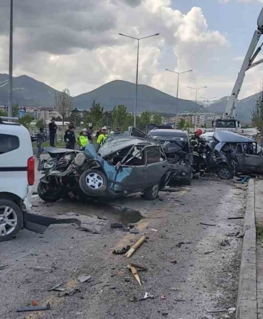 kontrolden-cikan-beton-mikseri-park-halindeki-8-araci-paramparca-etti-V9YwuWF9.jpg