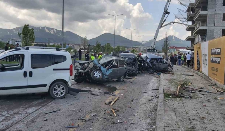 kontrolden-cikan-beton-mikseri-park-halindeki-8-araci-paramparca-etti-V9YwuWF9.jpg