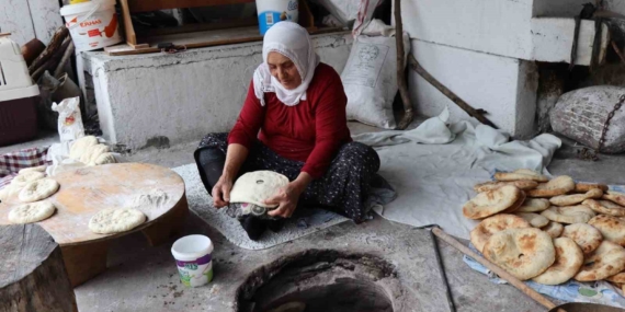 Köy Tandırında Pişirilen Eşsiz Lezzette Ekmekler Köy Tandırında Pişirilen Eşsiz Lezzette Ekmekler