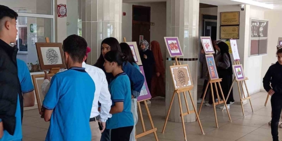 Kozluk Kız Anadolu İmam Hatip Lisesi'nde Sanat ve Farkındalık: Yaratıcı Bir Sergi Deneyimi Kozluk Kız Anadolu İmam Hatip Lisesi’nde Sanat ve Farkındalık: Yaratıcı Bir Sergi Deneyimi