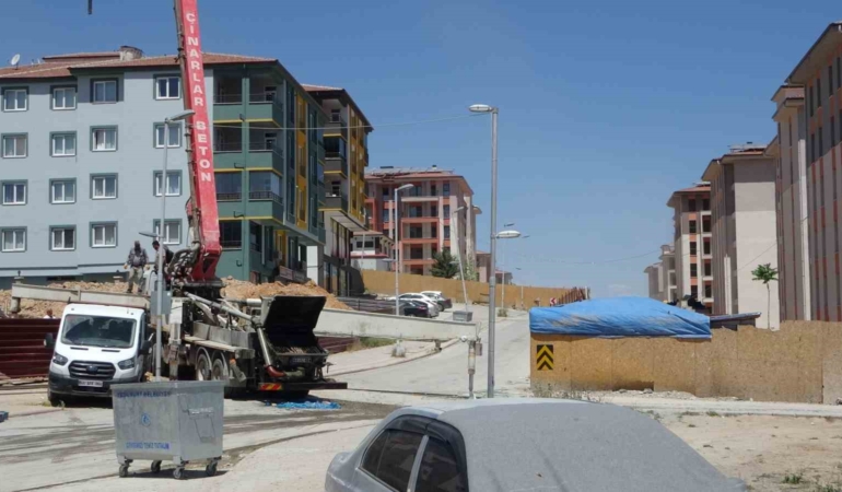 malatyada-insaat-cukuruna-dusen-isci-yaralandi-olayin-detaylari-EUxw8Tvl.jpg