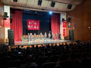malatyada-ogrencilerin-turgut-ozakman-tiyatro-performansi-GVc1QrCU.jpg