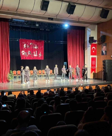 malatyada-ogrencilerin-turgut-ozakman-tiyatro-performansi-GVc1QrCU.jpg