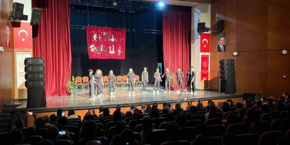 Malatya'da Öğrencilerin Turgut Özakman Tiyatro Performansı Malatya’da Öğrencilerin Turgut Özakman Tiyatro Performansı